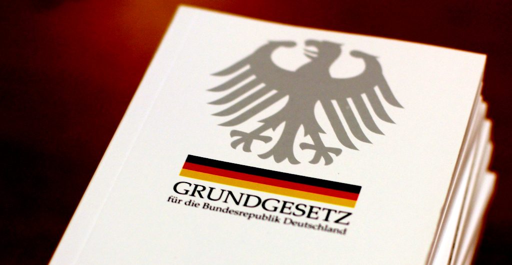 Конституция фрг. Конституция Германии. Конституция Германии действующая. Конституция Германии обложка. Социальный кодекс Германии.